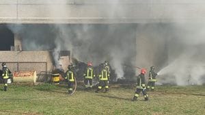 Villongo, incendio in un deposito agricolo: alta colonna di fumo - Foto