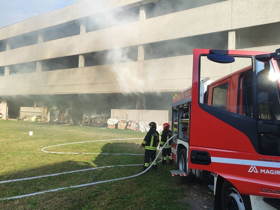 Villongo, incendio in un deposito agricolo: alta colonna di fumo - Foto