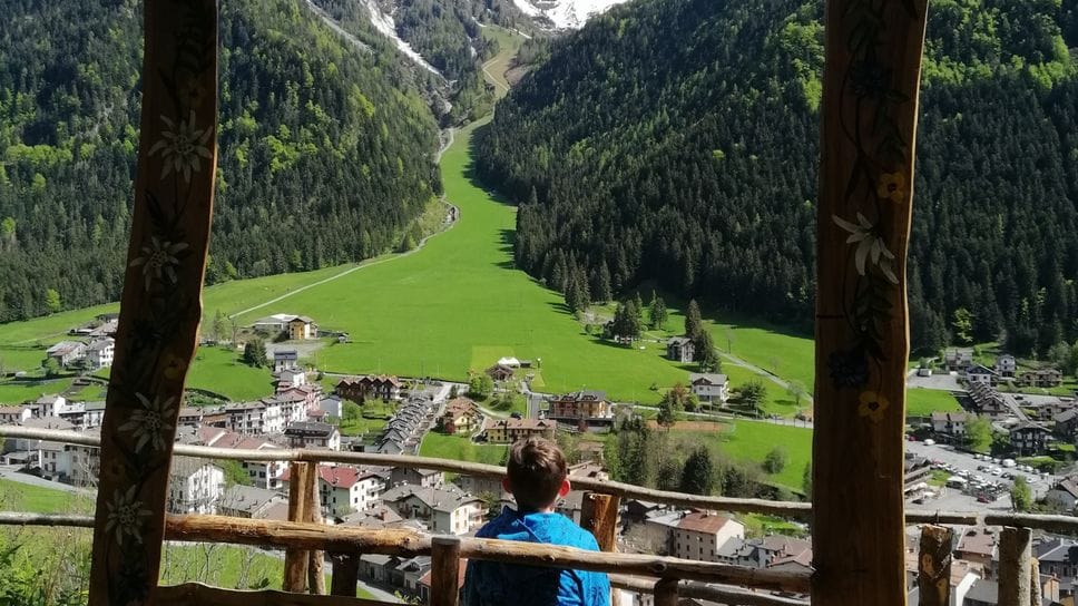 Voglia di casa sui monti della Bergamasca. Ma nove su 10 sono turisti