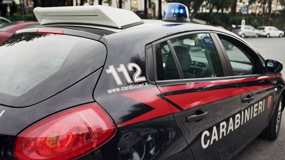 Ha il divieto di avvicinamento a moglie e figli, trovato nel cortile di casa a Parre: in carcere