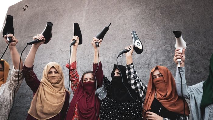 Le parrucchiere afghane di Silvia Alessi è l’immagine di pace dell’anno 
