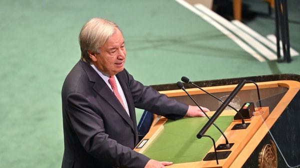 Lo sguardo basso dell’Italia nella politica estera