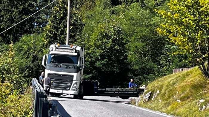 https://storage.ecodibergamo.it/media/photologue/2026/9/28/photos/cache/castione-camion-incastrato-in-un-tornante-sulla-671-traffico-a-senso-unico-alt_6a82d368-bb23-11f1-a5f8-19dda2a8bce9_1920_1080_v3_large_16_9.jpeg