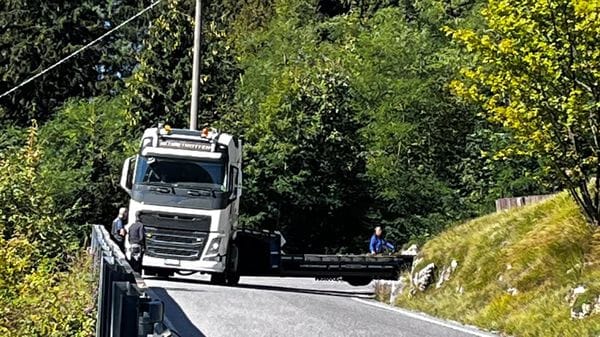 Castione, camion incastrato in un tornante sulla 671: traffico a senso unico alternato - Foto
