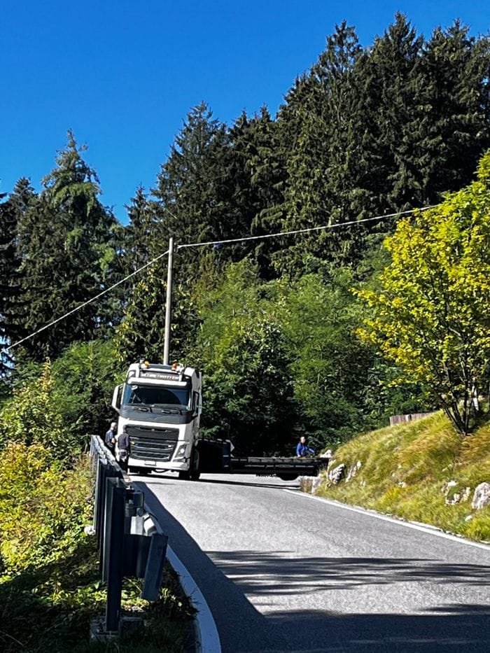 Castione, camion incastrato in un tornante sulla 671: traffico a senso unico alternato - Foto