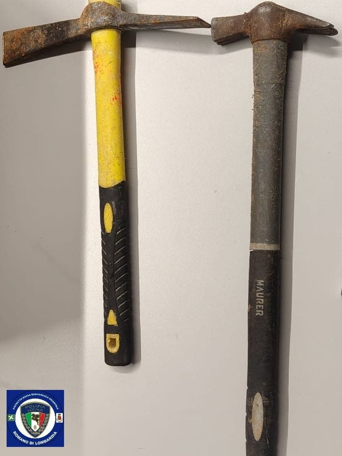 Romano, fermato con due martelli: sequestrati un coltello e cocaina