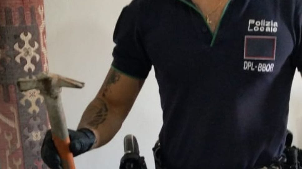 Romano, fermato con due martelli: sequestrati un coltello e cocaina