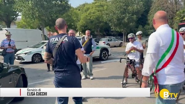 Alzano Lombardo, festa per il rientro del campione del mondo di ciclismo Mattia Cattaneo