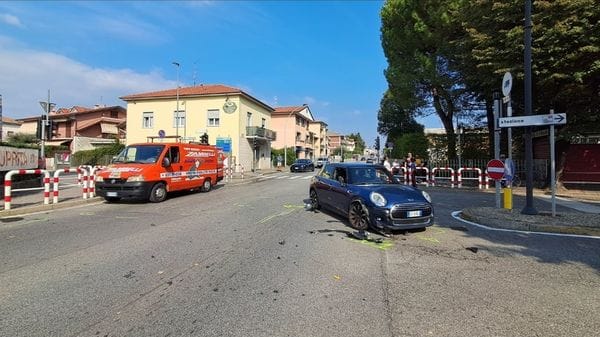 Auto contro moto a Calusco, volo di sette metri: 28enne grave