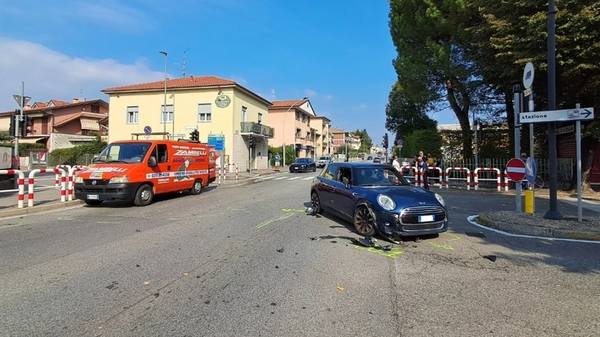 Auto contro moto a Calusco, volo di sette metri: 28enne grave