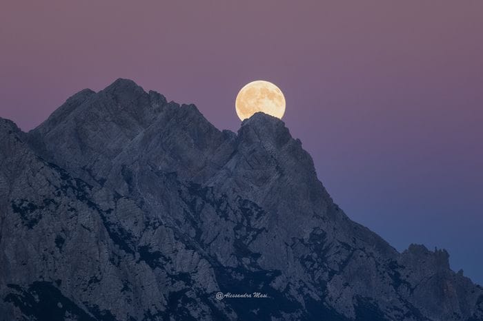 Brilla sulle Dolomiti la Luna piena di settembre  