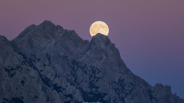 Brilla sulle Dolomiti la Luna piena di settembre  