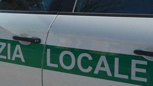Caravaggio, positivo all’alcoltest: tenta di nascondere la marijuana sotto l’auto della polizia locale