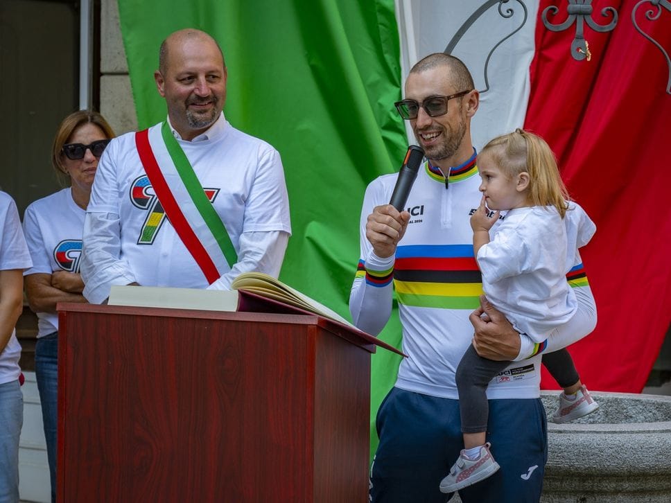 Mattia Cattaneo torna ad Alzano da campione del mondo: festa in Comune