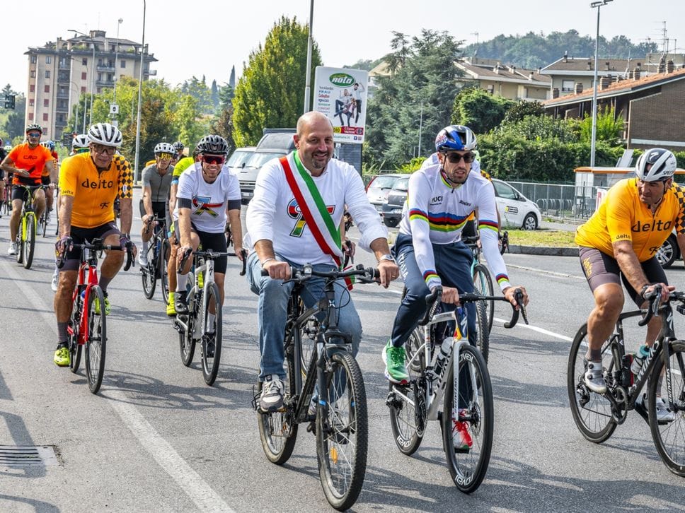 Mattia Cattaneo torna ad Alzano da campione del mondo: festa in Comune