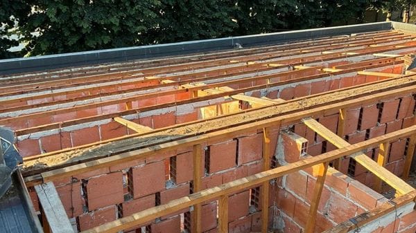 Smontano e rubano il tetto della scuola dell’infanzia di Arcene