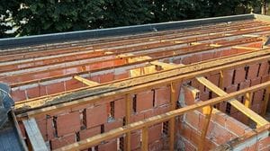 Smontano e rubano il tetto della scuola dell’infanzia di Arcene