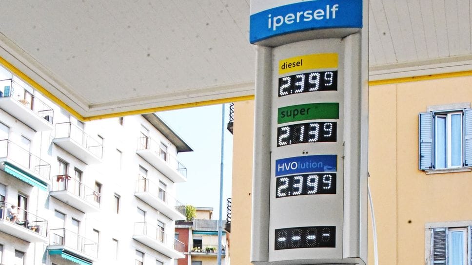 Stazioni Eni, i prezzi calmierati slittano. E intanto il diesel galoppa: 2,38 al litro