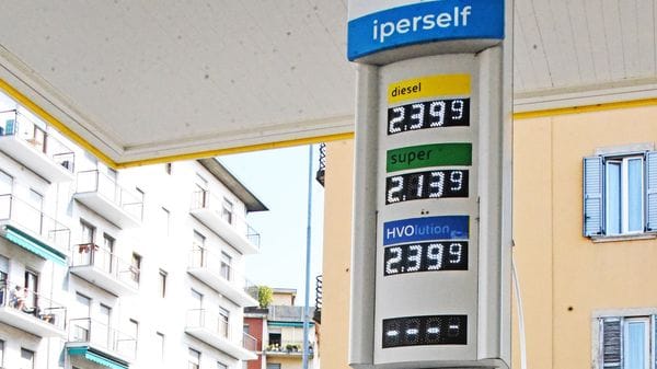 Stazioni Eni, i prezzi calmierati slittano. E intanto il diesel galoppa: 2,38 al litro