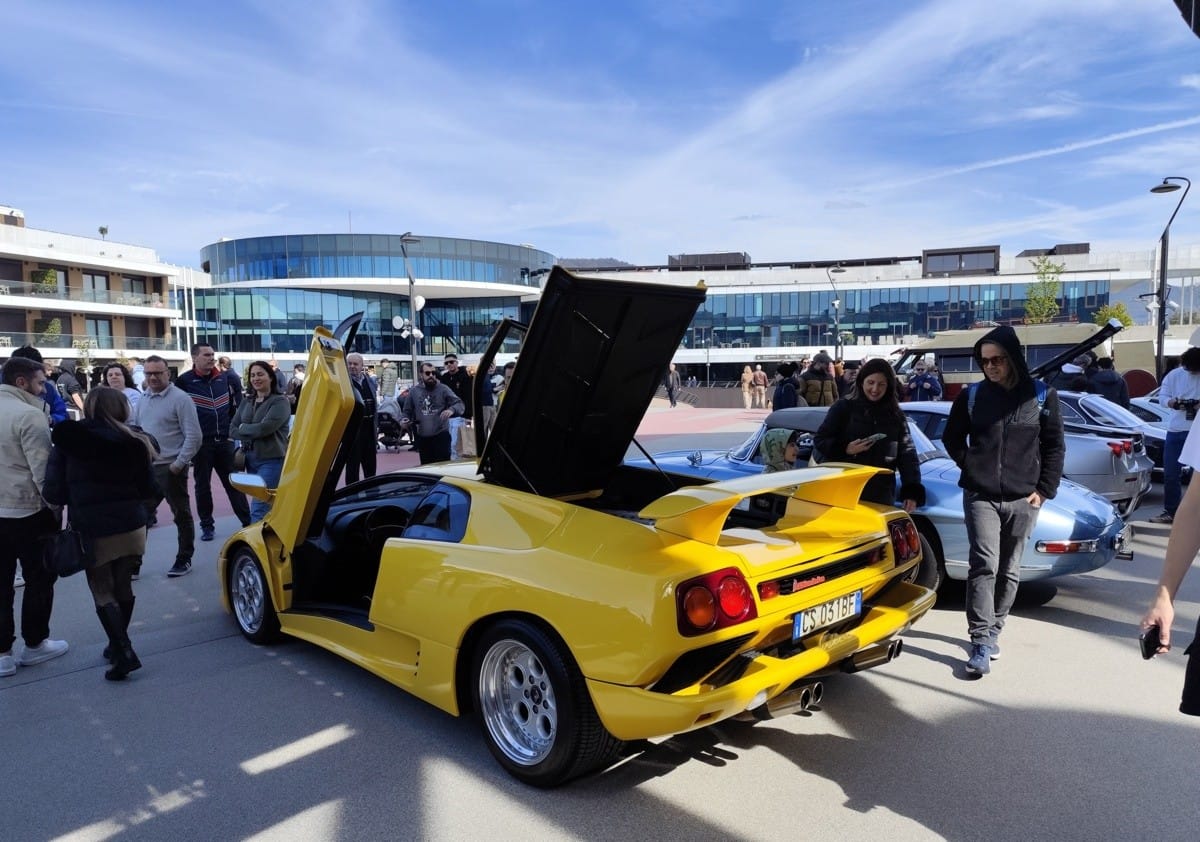  Tra «Cars &amp; Coffee» e «Cannonball», il mito americano dei motori arriva a Bergamo 