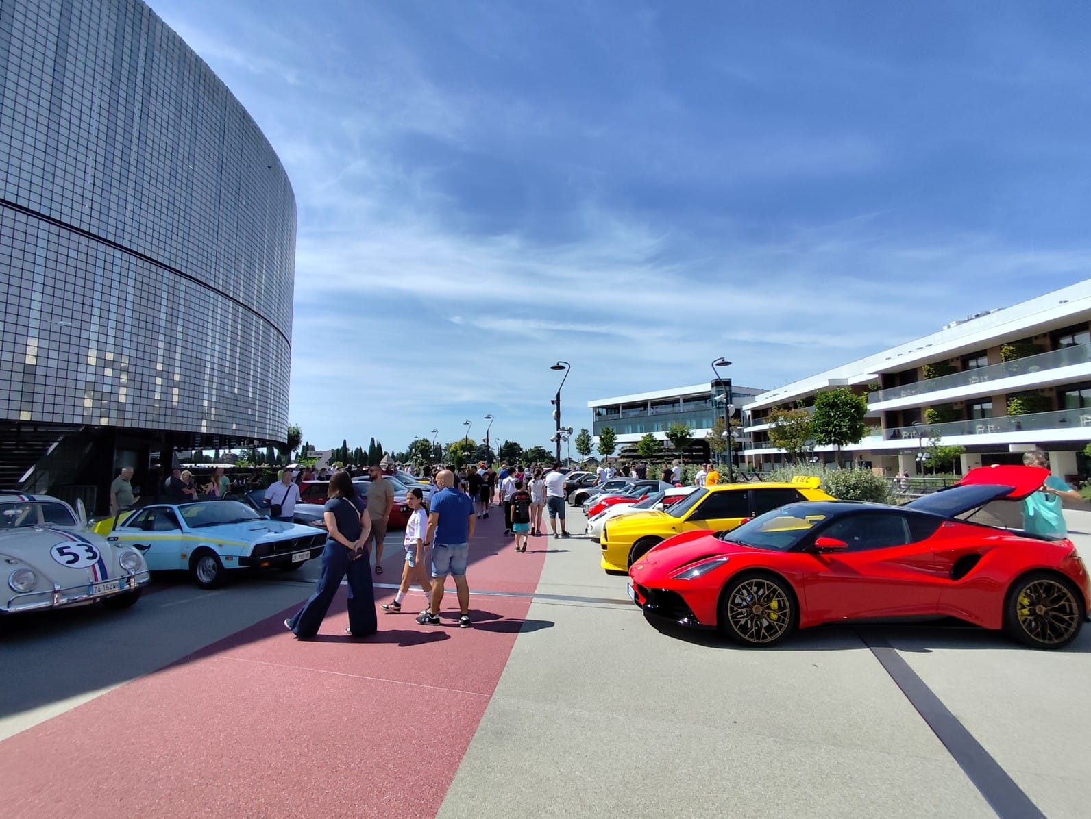  Tra «Cars &amp; Coffee» e «Cannonball», il mito americano dei motori arriva a Bergamo 