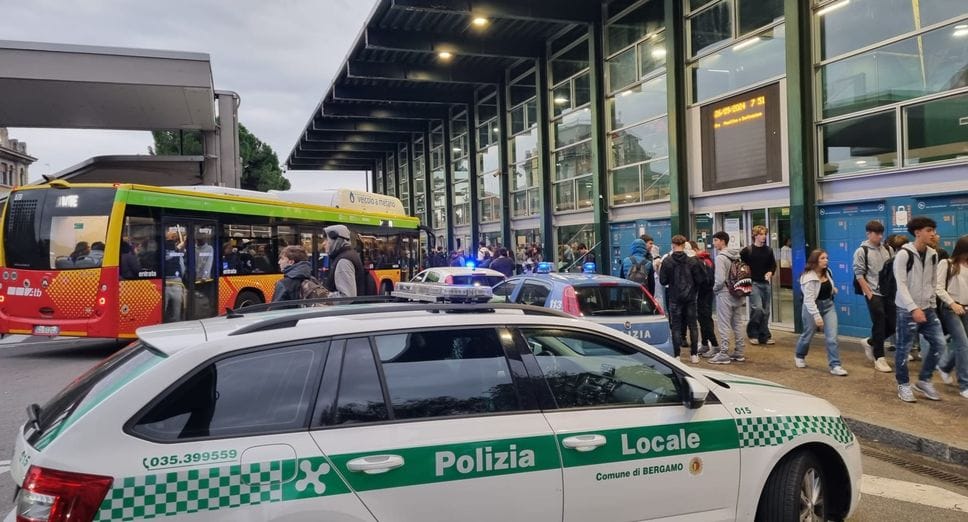 Bergamo, la droga nascosta nella siepe: arrestato spacciatore in stazione