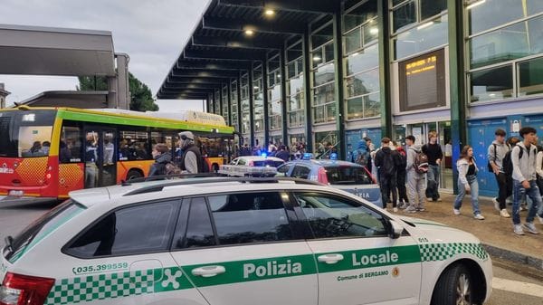 Bergamo, la droga nascosta nella siepe: arrestato spacciatore in stazione