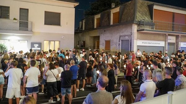 Azzano, in oltre 300 alla fiaccolata per Tommaso. La madre: «Vi abbraccio, pregate per suo papà»