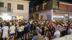 Azzano, in oltre 300 alla fiaccolata per Tommaso. La madre: «Vi abbraccio, pregate per suo papà»