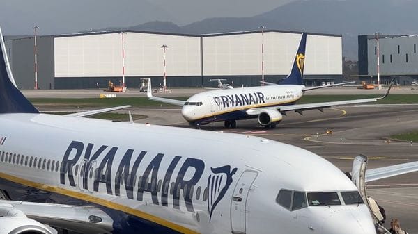 Caro carburante, Ryanair taglia i voli