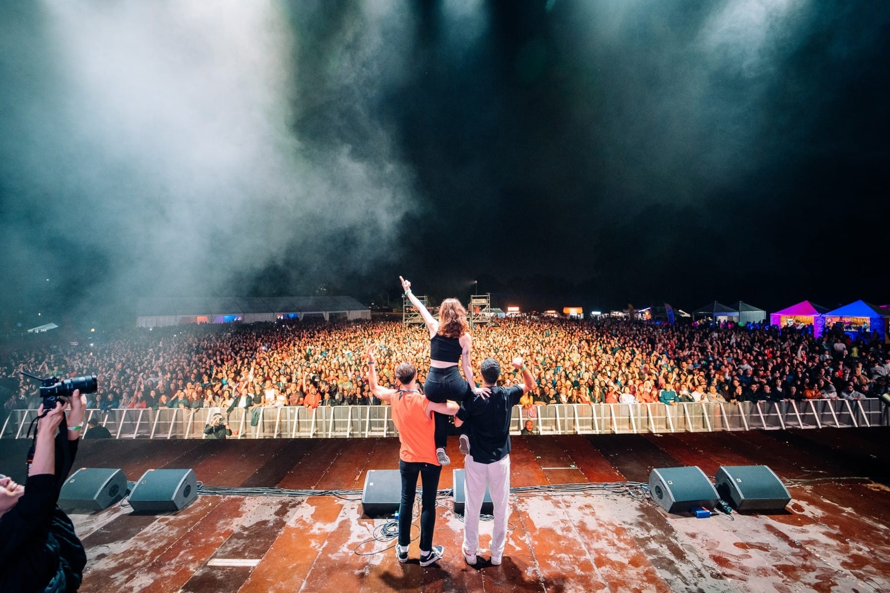 Il «Teenage Dream» arriva a Bergamo e la nostalgia degli anni Duemila diventa una festa 