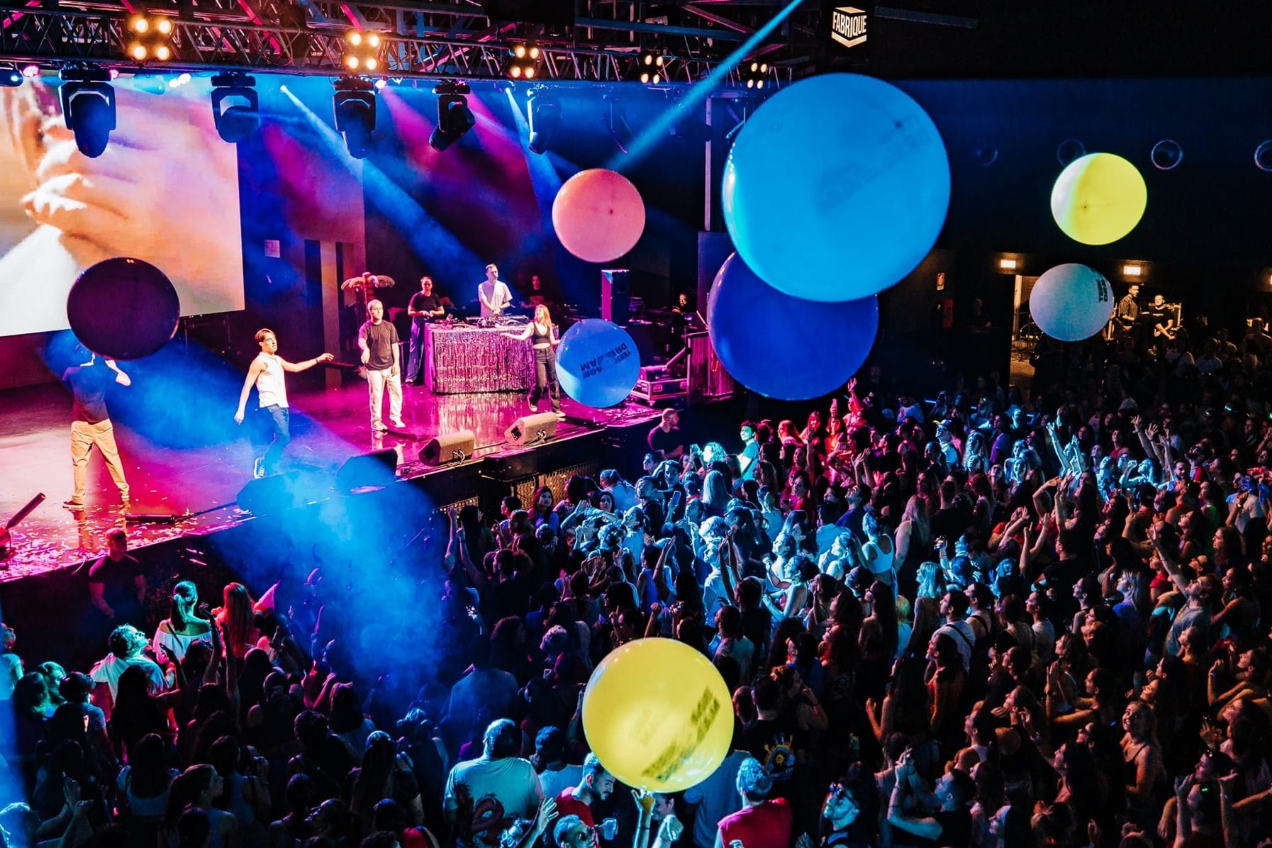 Il «Teenage Dream» arriva a Bergamo e la nostalgia degli anni Duemila diventa una festa 