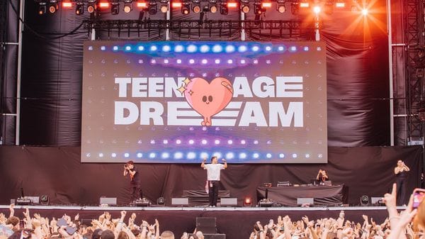 Il «Teenage Dream» arriva a Bergamo e la nostalgia degli anni Duemila diventa una festa 