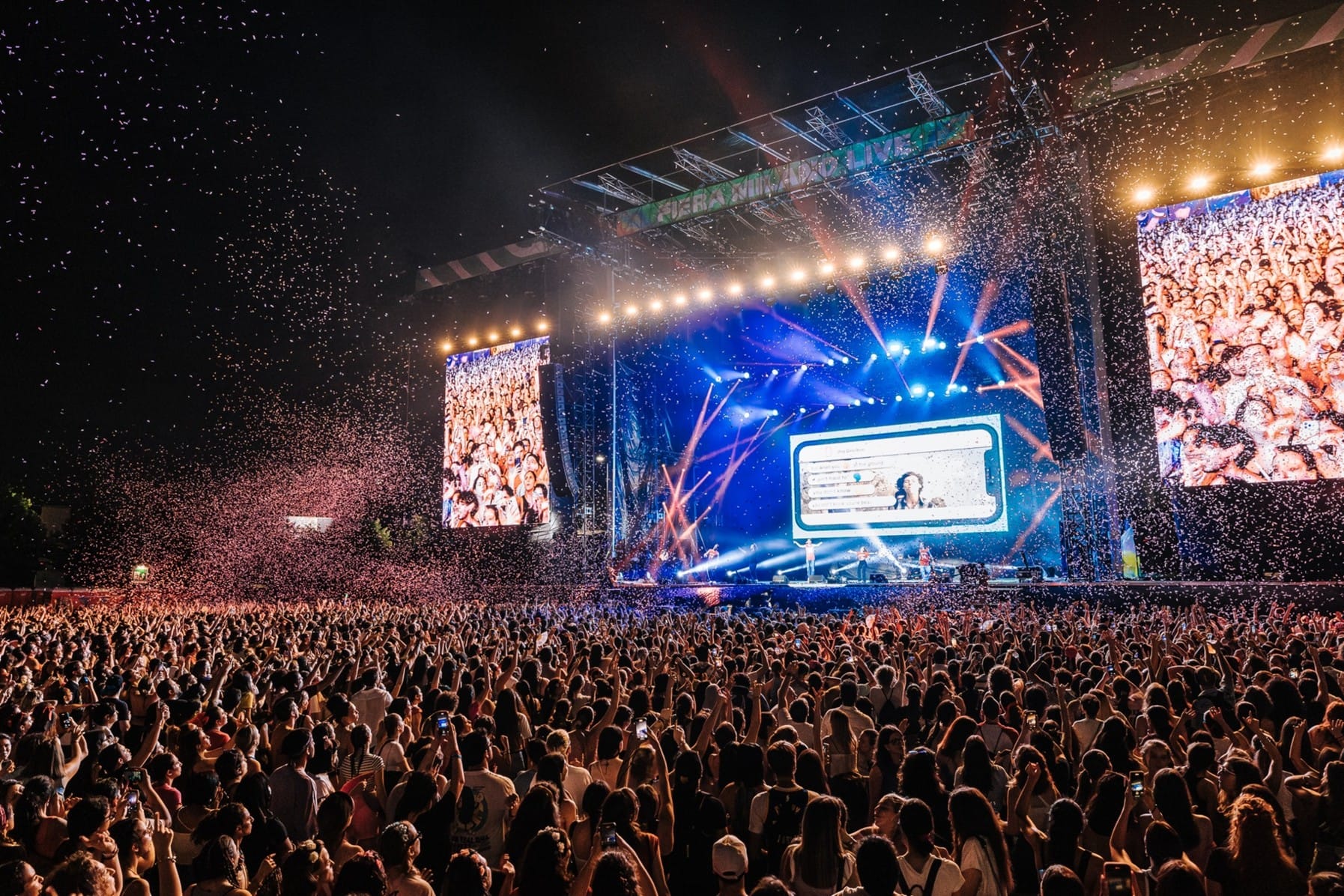Il «Teenage Dream» arriva a Bergamo e la nostalgia degli anni Duemila diventa una festa 