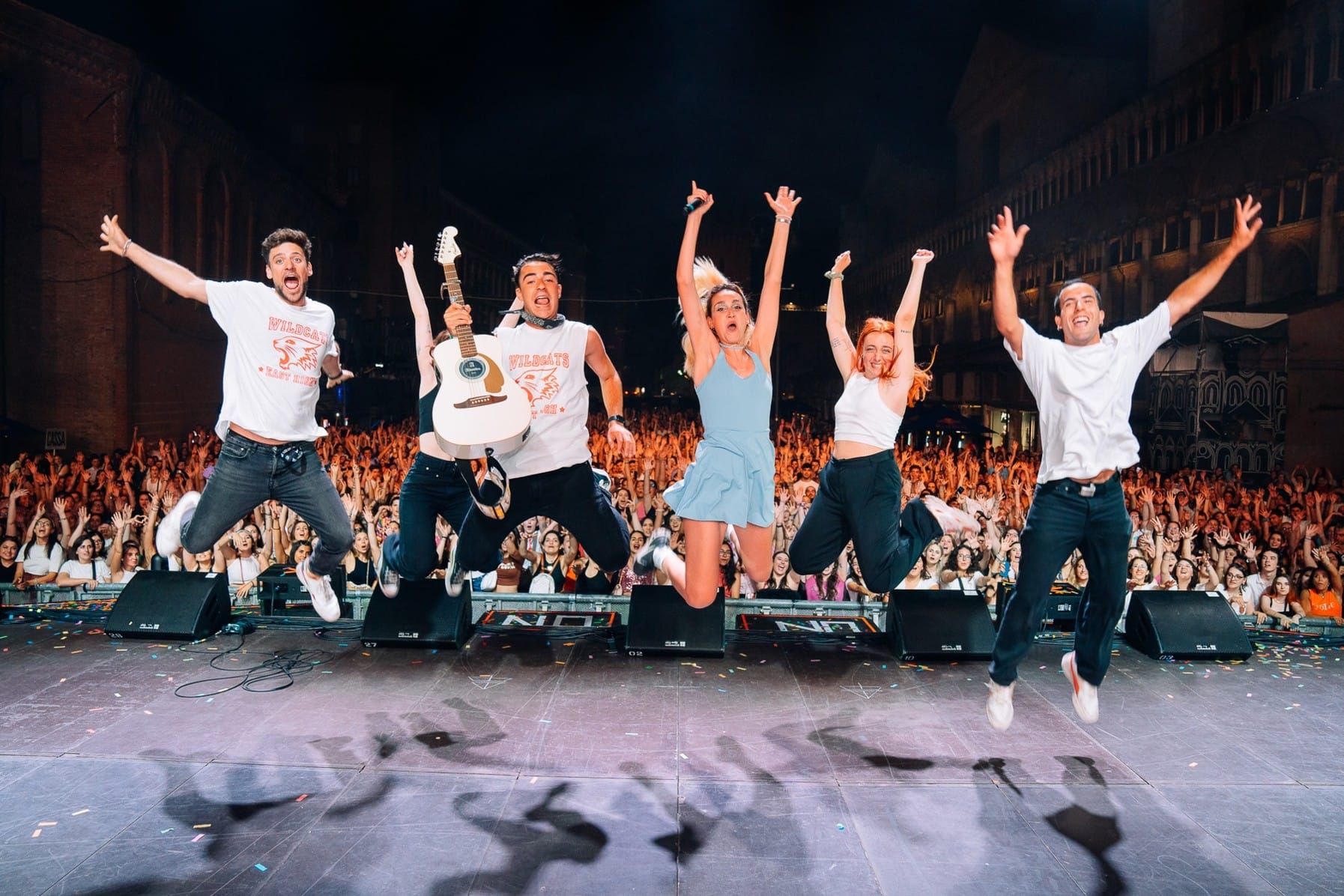 Il «Teenage Dream» arriva a Bergamo e la nostalgia degli anni Duemila diventa una festa 
