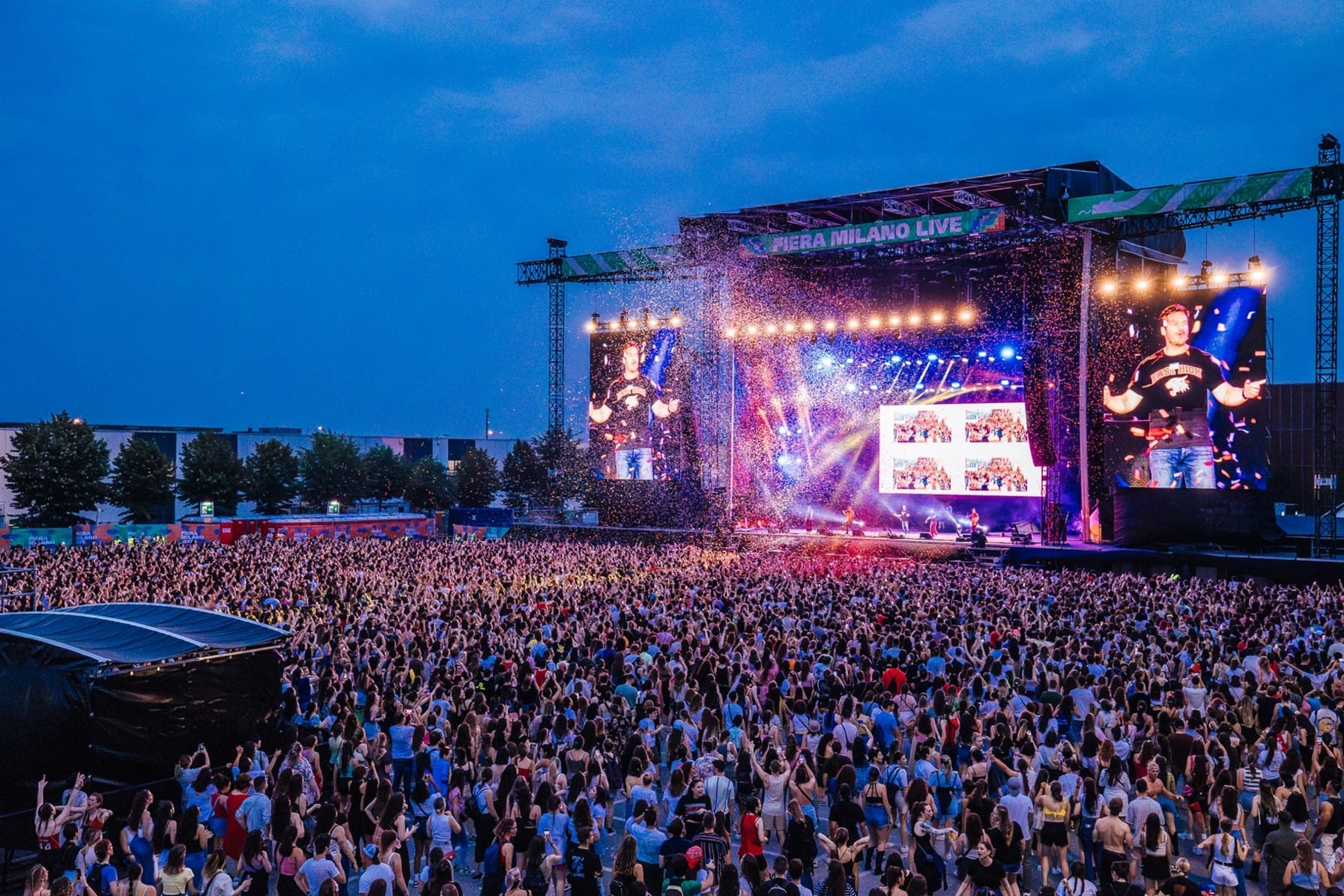 Il «Teenage Dream» arriva a Bergamo e la nostalgia degli anni Duemila diventa una festa 