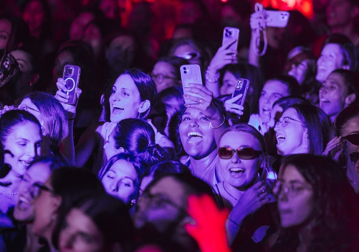 Il «Teenage Dream» arriva a Bergamo e la nostalgia degli anni Duemila diventa una festa 