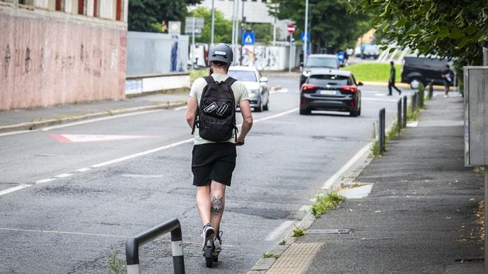 multe stradali fino a mille euro per chi viaggia senza assicurazione rincari per i monopattini sui marciapiedi