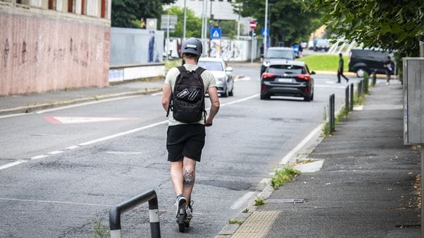 Multe stradali, fino a mille euro per chi viaggia senza assicurazione. Rincari per i monopattini sui marciapiedi
