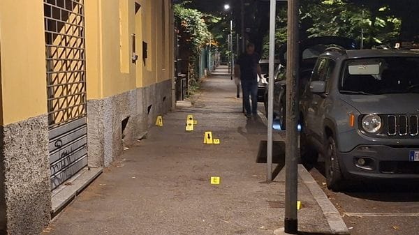 Rissa fuori dalla stazione a Treviglio: un accoltellato - Foto