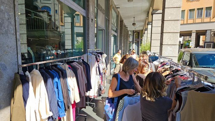 sbarazzo bergamo tre giorni di shopping scontato subito pienone foto da Ecodibergamo.it sbarazzo bergamo tre giorni di shopping scontato subito pienone foto