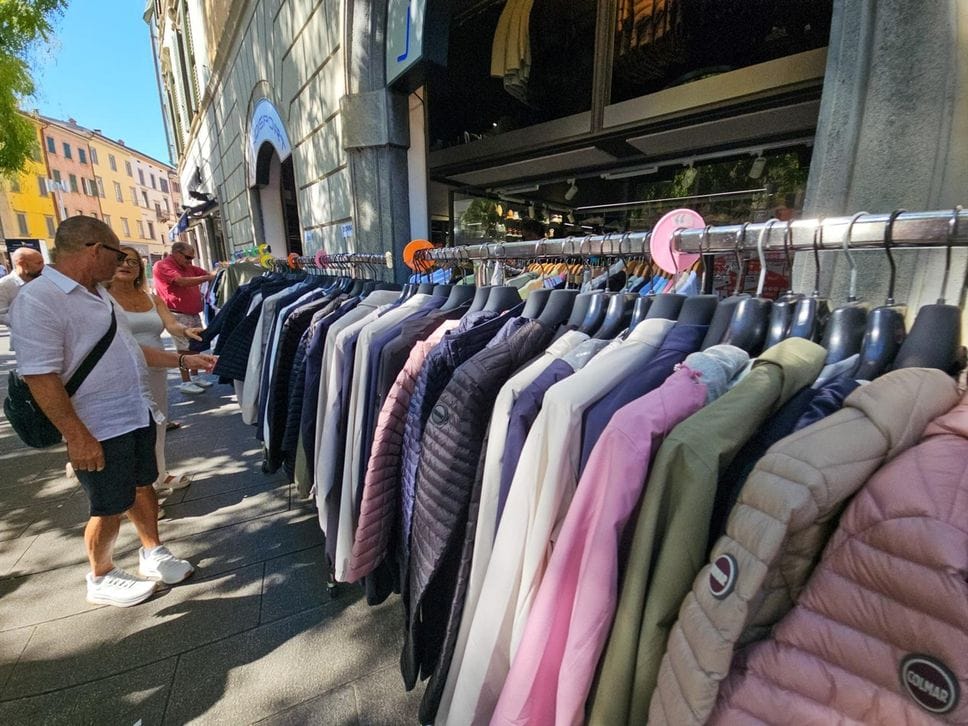 Sbarazzo Bergamo, tre giorni di shopping scontato: subito pienone - Foto
