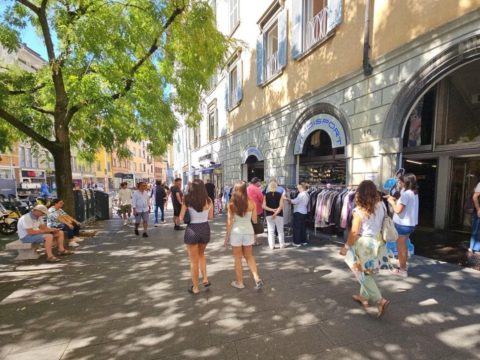 Sbarazzo Bergamo, tre giorni di shopping scontato: subito pienone - Foto