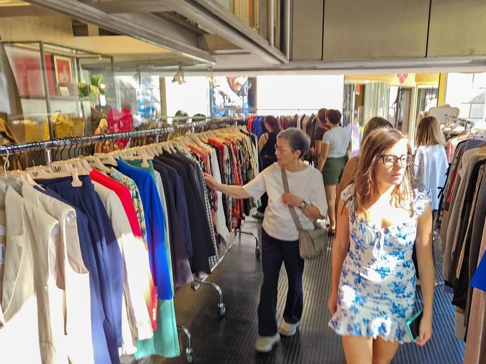 Sbarazzo Bergamo, tre giorni di shopping scontato: subito pienone - Foto