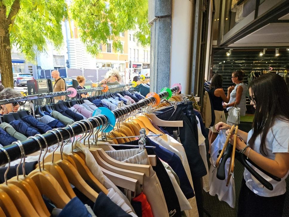 Sbarazzo Bergamo, tre giorni di shopping scontato: subito pienone - Foto