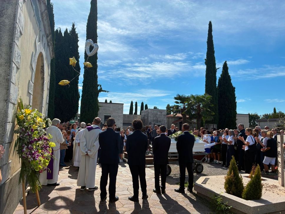 Chiesa gremita ad Azzano per l’ultimo saluto a Tommy: «La sua luce non rimarrà spenta» - Foto e video