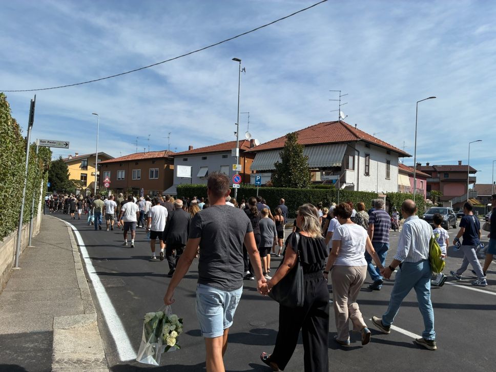 Chiesa gremita ad Azzano per l’ultimo saluto a Tommy: «La sua luce non rimarrà spenta» - Foto e video