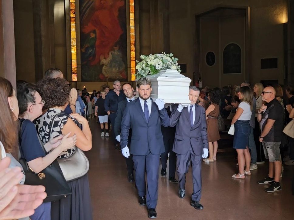 Chiesa gremita ad Azzano per l’ultimo saluto a Tommy: «La sua luce non rimarrà spenta» - Foto e video