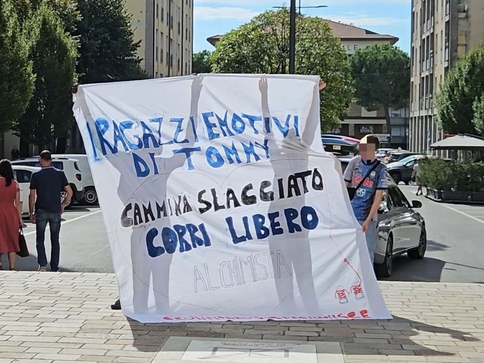 Chiesa gremita ad Azzano per l’ultimo saluto a Tommy: «La sua luce non rimarrà spenta» - Foto e video