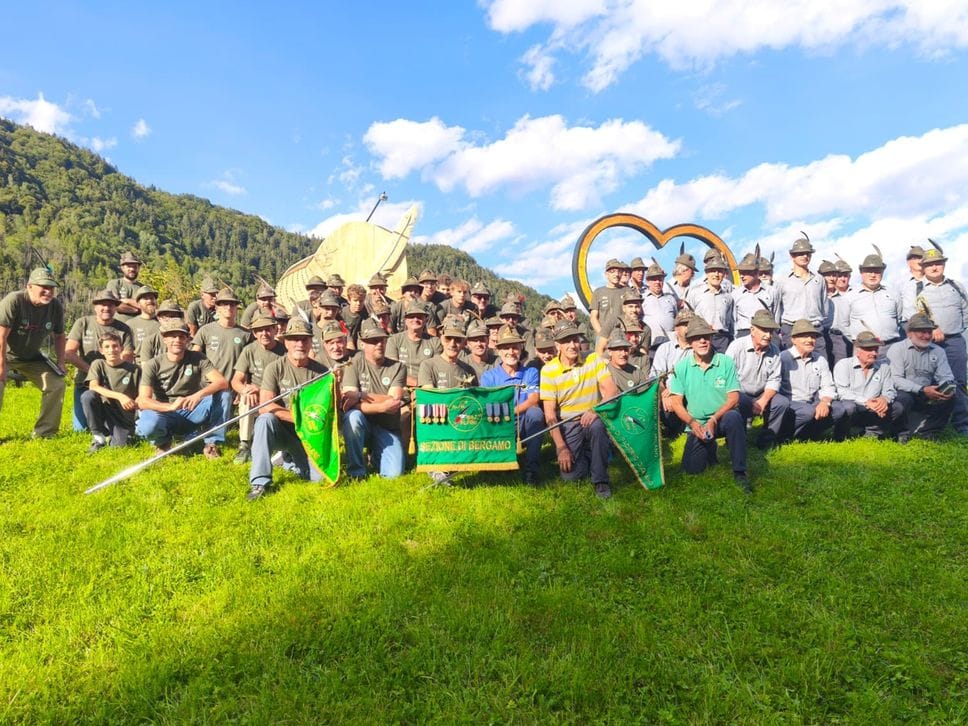Colere celebra i cento anni degli Alpini, la Presolana si veste di tricolore - Il video dei cori